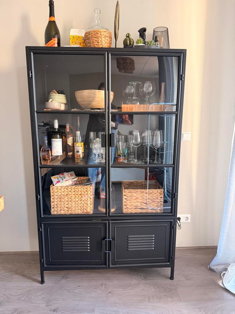 Zwarte WOOOD vitrinekast, Ophalen, Gebruikt, 50 tot 100 cm, Metaal