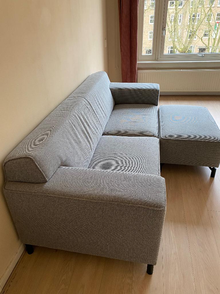 Gratis ophalen vandaag! Grijze bank 2,5 zits + hocker, Huis en Inrichting, Banken | Bankstellen, Ophalen, Gebruikt, 75 tot 100 cm