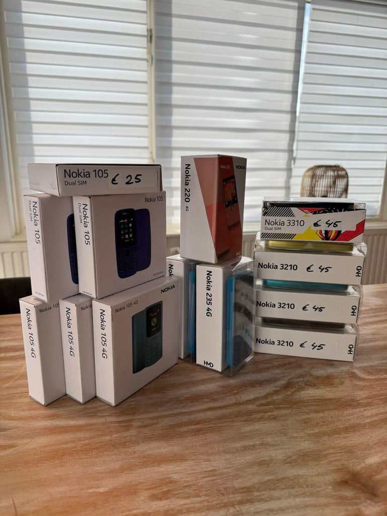 Nieuwe Nokia telefoons Nokia 105 (4G), 220, 235, 3210 3310, Telecommunicatie, Mobiele telefoons | Nokia, Zwart, Fysiek toetsenbord