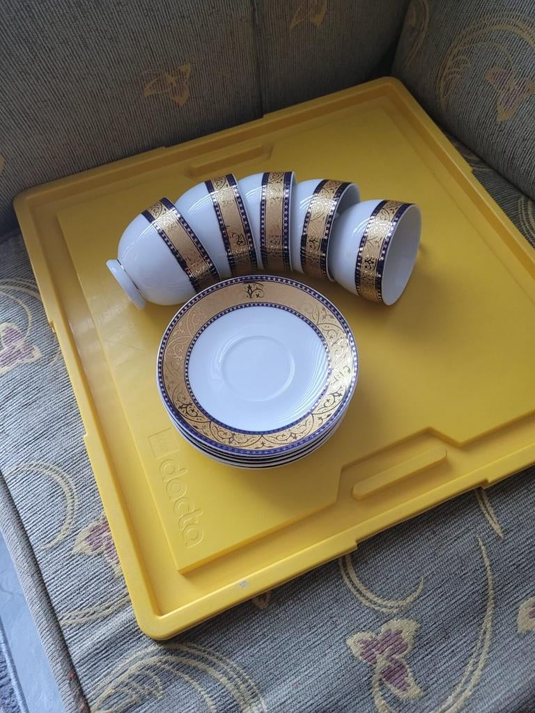 5 kopjes met borden erbij, Ophalen of Verzenden