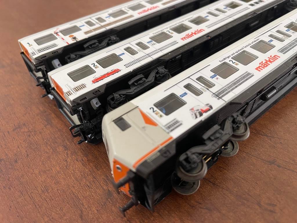 ** NIEUWSTAAT ** Märklin ** 3x STAND / PERSONENRIJGEN **, Wisselstroom, Wagon, Ophalen of Verzenden, Zo goed als nieuw