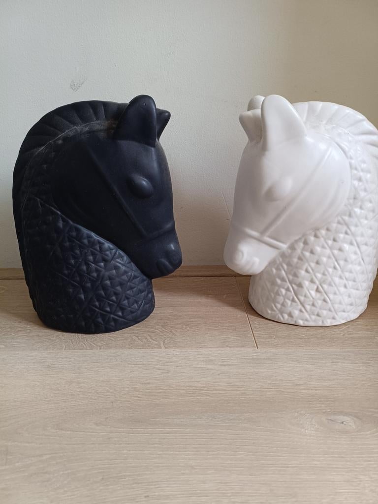 2 beeldjes van paardenhoofden, Ophalen