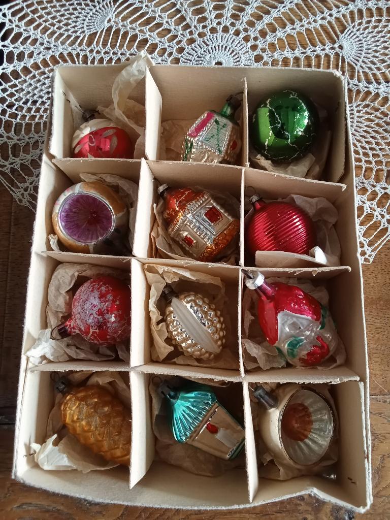 doos 11 bestaat uit 12 oude glazen kerstballen, Diversen, Kerst, Ophalen of Verzenden, Gebruikt