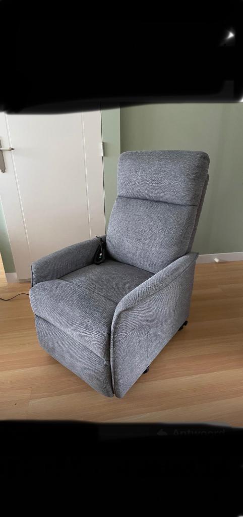 Elegante elektrische opstapstoel, Huis en Inrichting, Fauteuils, Zo goed als nieuw, Stof, 50 tot 75 cm, Minder dan 75 cm, Ophalen