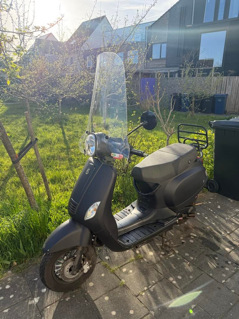 BTC Riva scooter met 2 helmen, Fietsen en Brommers, Ophalen, Gebruikt, Benzine