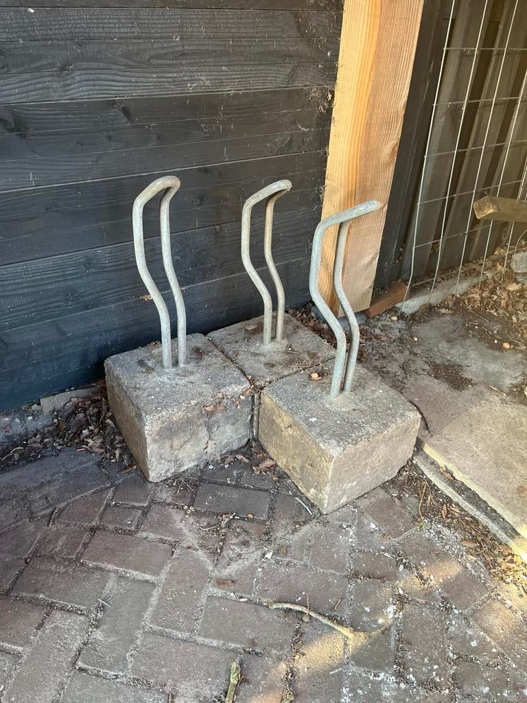 fietsbeugel met betonvoet 2 stuks, Ophalen, Zo goed als nieuw
