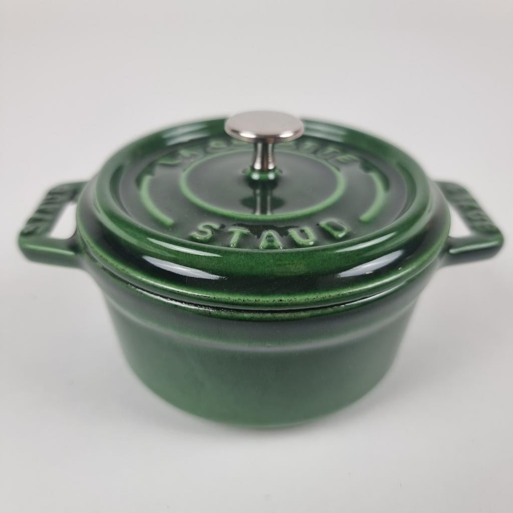 Staub ronde gietijzeren mini cocotte gietijzer in Basilicum, Ophalen, Gietijzer, Nieuw, Keramische plaat