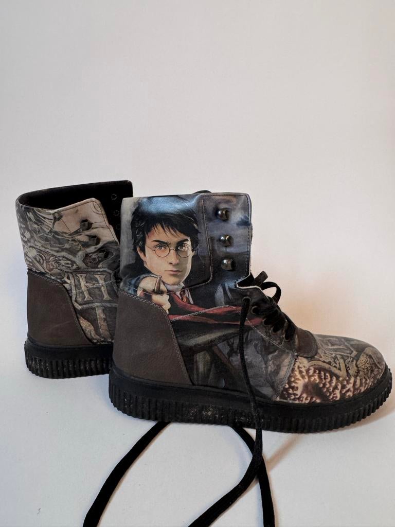 Harry Potter Schoenen - Unieke Doggo Stijl! Vegan, Bruin, Lage of Enkellaarzen, Ophalen of Verzenden, Zo goed als nieuw