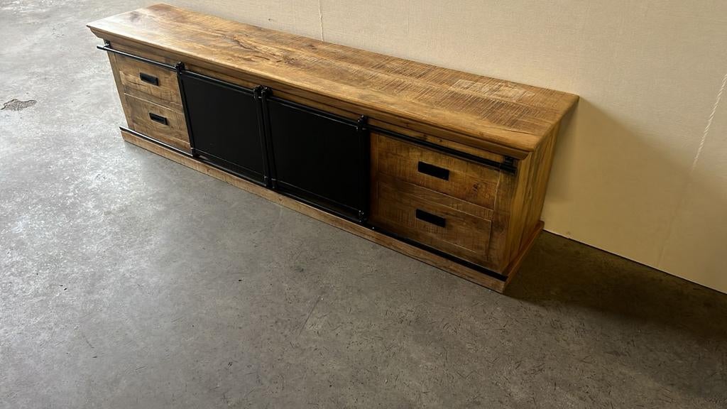 Tv Meubel Mango Industrieel schuifdeur 200x40x55 SHOWMODEL, Ophalen, 150 tot 200 cm, Zo goed als nieuw, Minder dan 100 cm