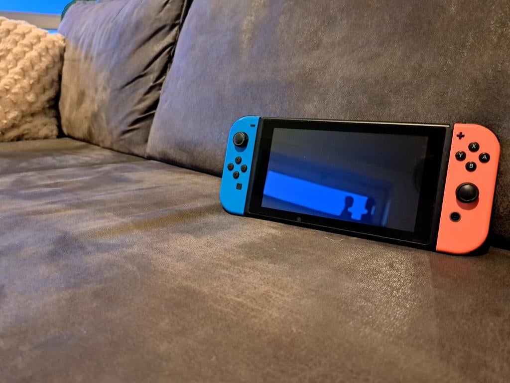 Nintendo switch V1, Spelcomputers en Games, Spelcomputers | Nintendo Switch, Gebruikt, Met 2 controllers, Ophalen of Verzenden