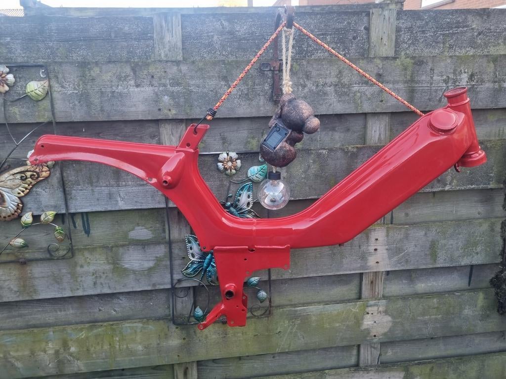 Mooi rood frame, net gespoten, met roest in tank, Fietsen en Brommers, Brommeronderdelen | Algemeen, Ophalen, Gebruikt, Frame