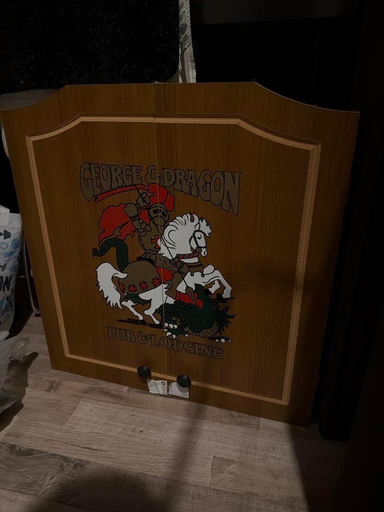 Dartbord Longfield dartbord in George & Dragon kast, Ophalen of Verzenden, Gebruikt, Dartbord