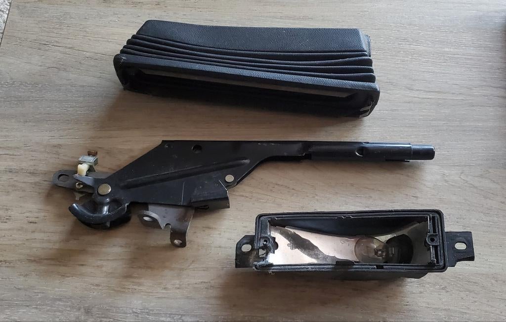 Bmw E30 handrem en linker pinker vooraan

Handrem met hoes 2, Ophalen of Verzenden, BMW