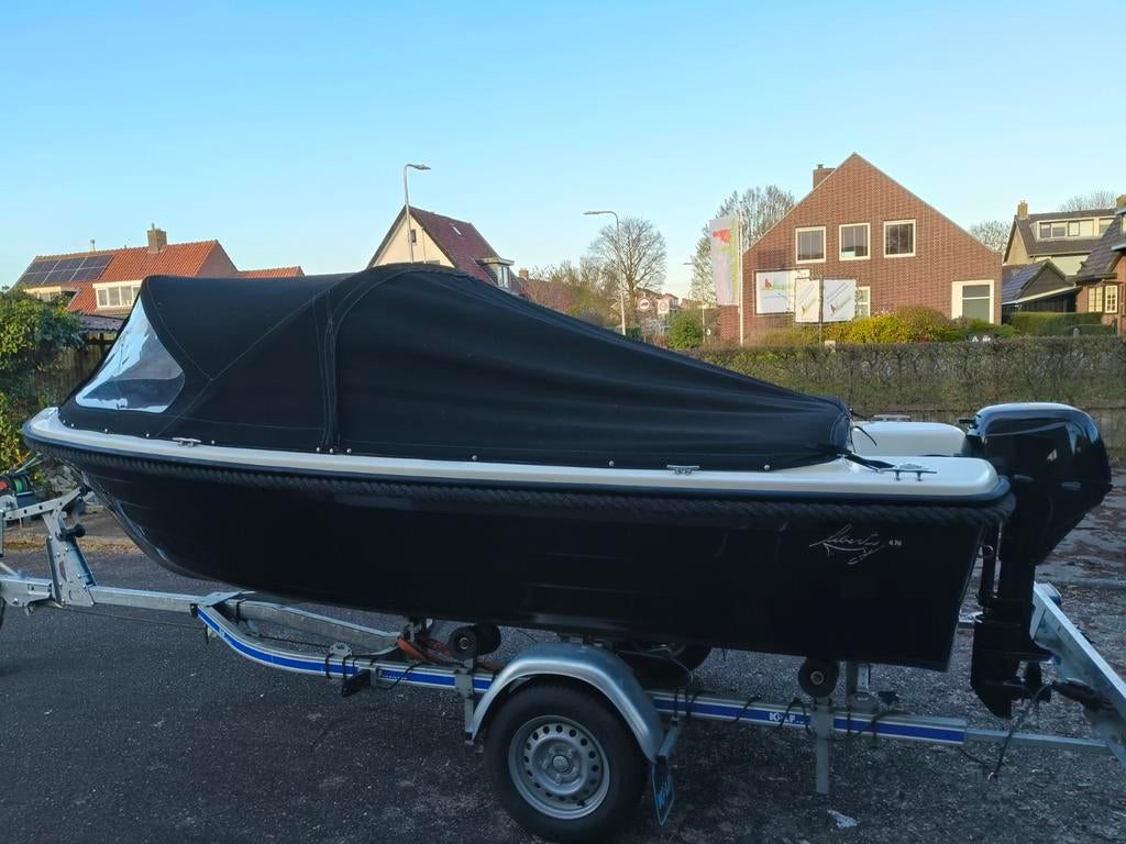 Liberthy 4,70 sloep zwart/wit met 9,9 pk Suzuki 4 takt, Watersport en Boten, Sloepen, Ophalen, Tot 10 pk, Zo goed als nieuw, 3 tot 6 meter