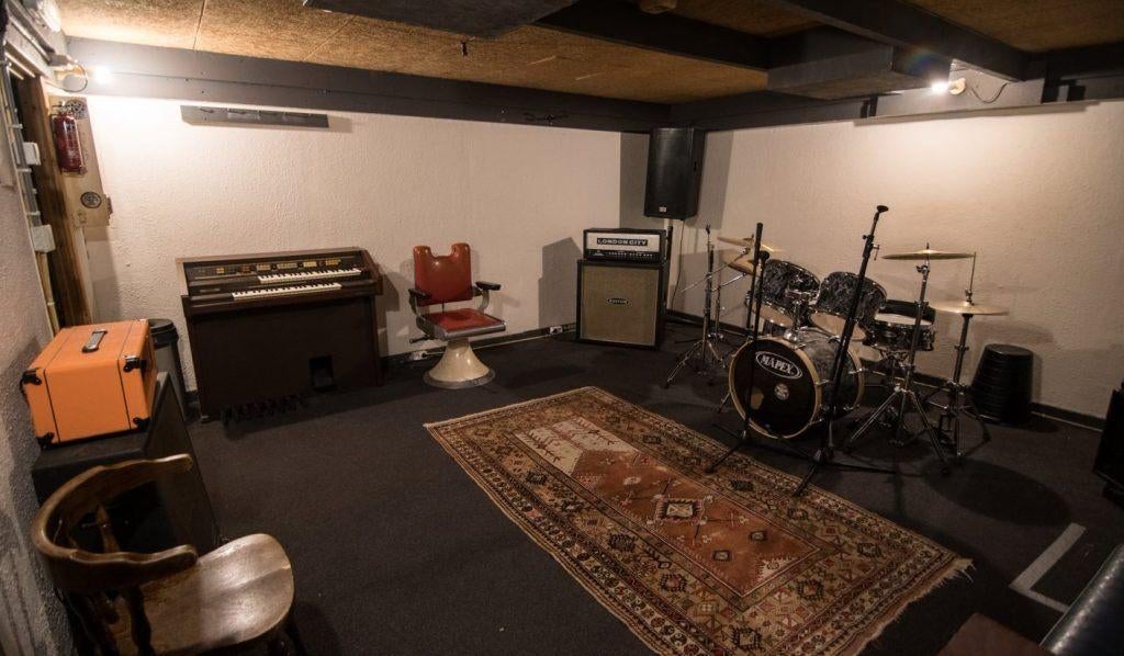 Repetitie ruimte /oefenruimte gezocht voor muzikant/band, Ophalen, Gebruikt