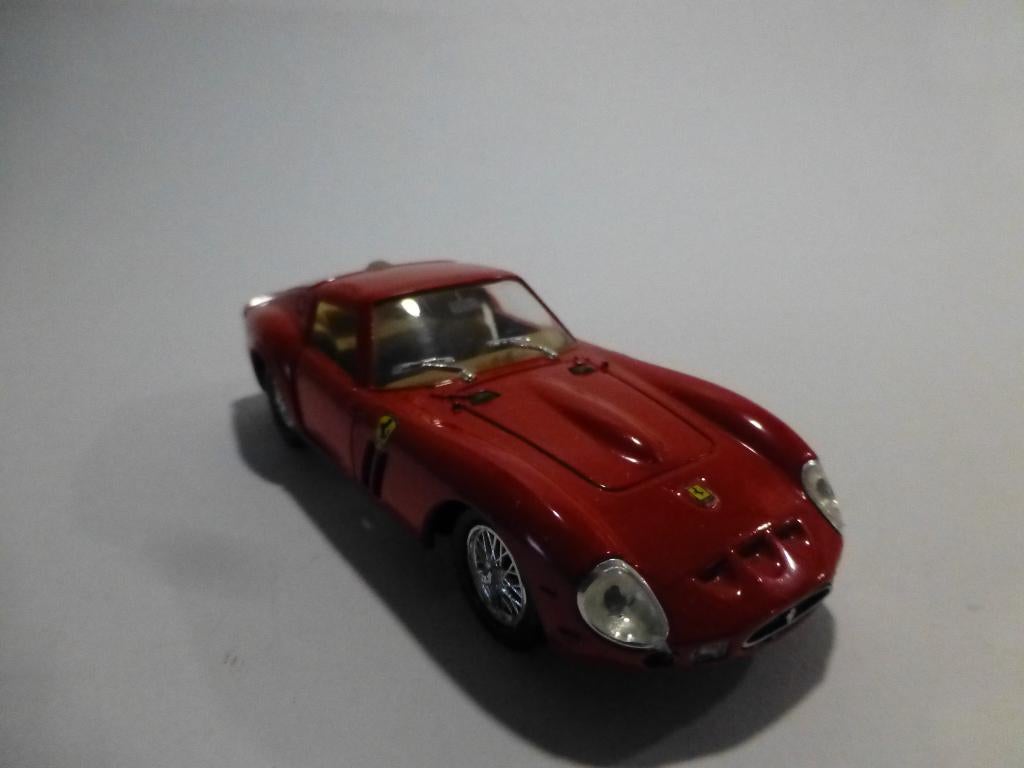 Solido Ferrari GTO rood, Ophalen of Verzenden, Zo goed als nieuw, Auto, Solido