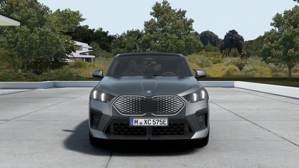 BMW iX2 eDrive20 / Panoramadak / Trekhaak / M Sportstoelen /, X2, Zwart, Stoelverwarming, Nieuw