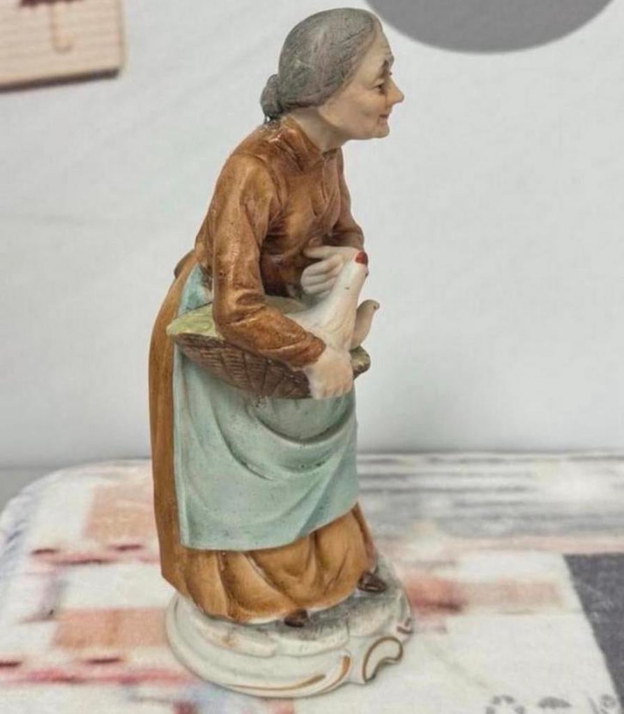 Vintage Porseleinen beeldje Oude vrouw met kip porselein, Verzamelen, Beelden en Beeldjes, Ophalen of Verzenden, Zo goed als nieuw