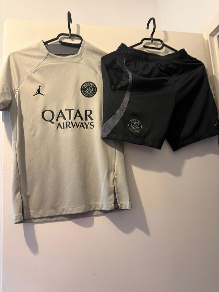 PSG Trainingsset - Shirt en Broekje, Ophalen, Zo goed als nieuw, Voetbal, Grijs