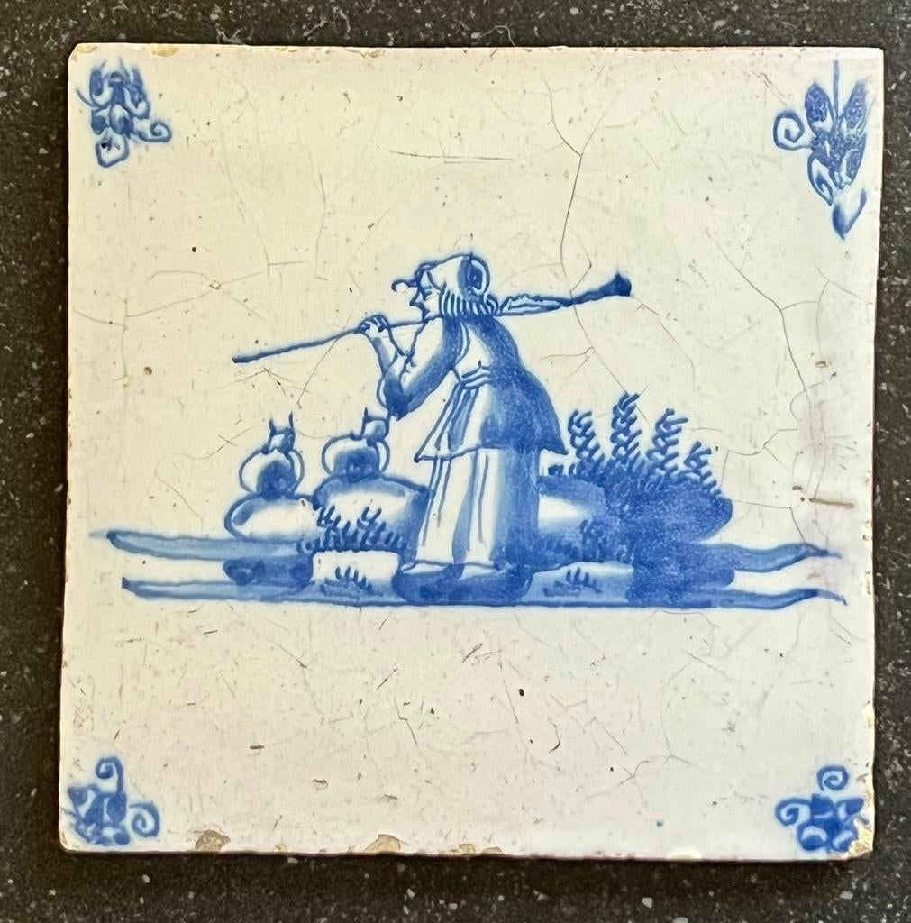 17e eeuwse tegel met heks / herderin in landschap. Gaaf., Antiek en Kunst, Antiek | Wandborden en Tegels, Verzenden