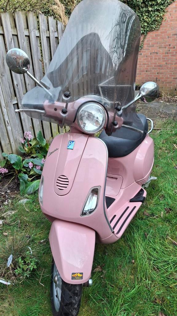 Op zoek naar een opvallende Vespa?, Fietsen en Brommers, Snorfietsen en Snorscooters, Ophalen, Zo goed als nieuw, Benzine, Vespa
