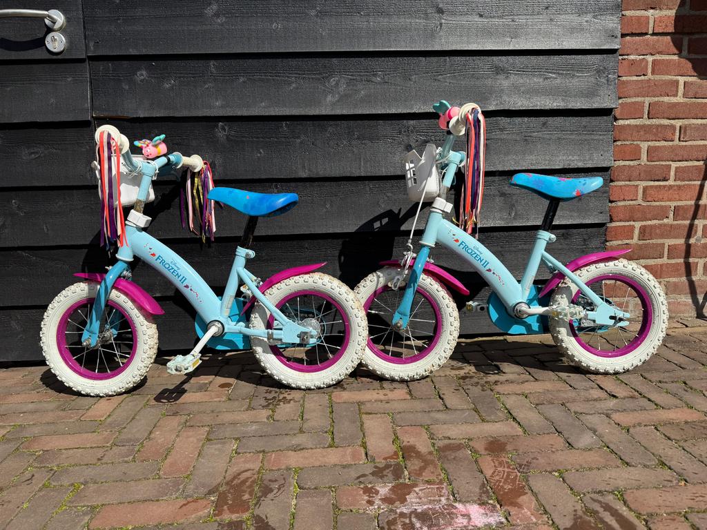 Tweeling fietsjes Frozen 12 inch, Ophalen, Zo goed als nieuw, Minder dan 16 inch, Zijwieltjes