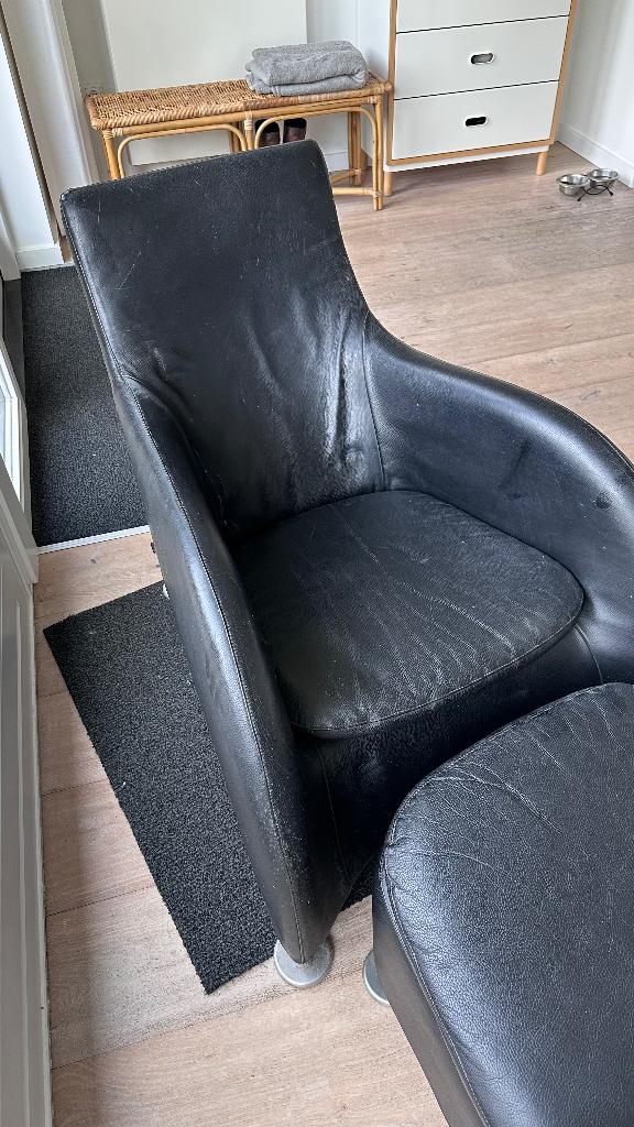 Montis loge Fauteuil , zwart leder, en voetenbankje, Ophalen, Gebruikt, Modern, 50 tot 75 cm