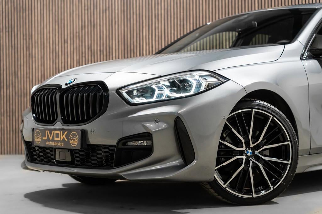 BMW 1-serie 118i M-Sport Pano HUD HK Muziek Kuipstoelen BTW, Auto's, 136 pk, Gebruikt, Alcantara, Bedrijf