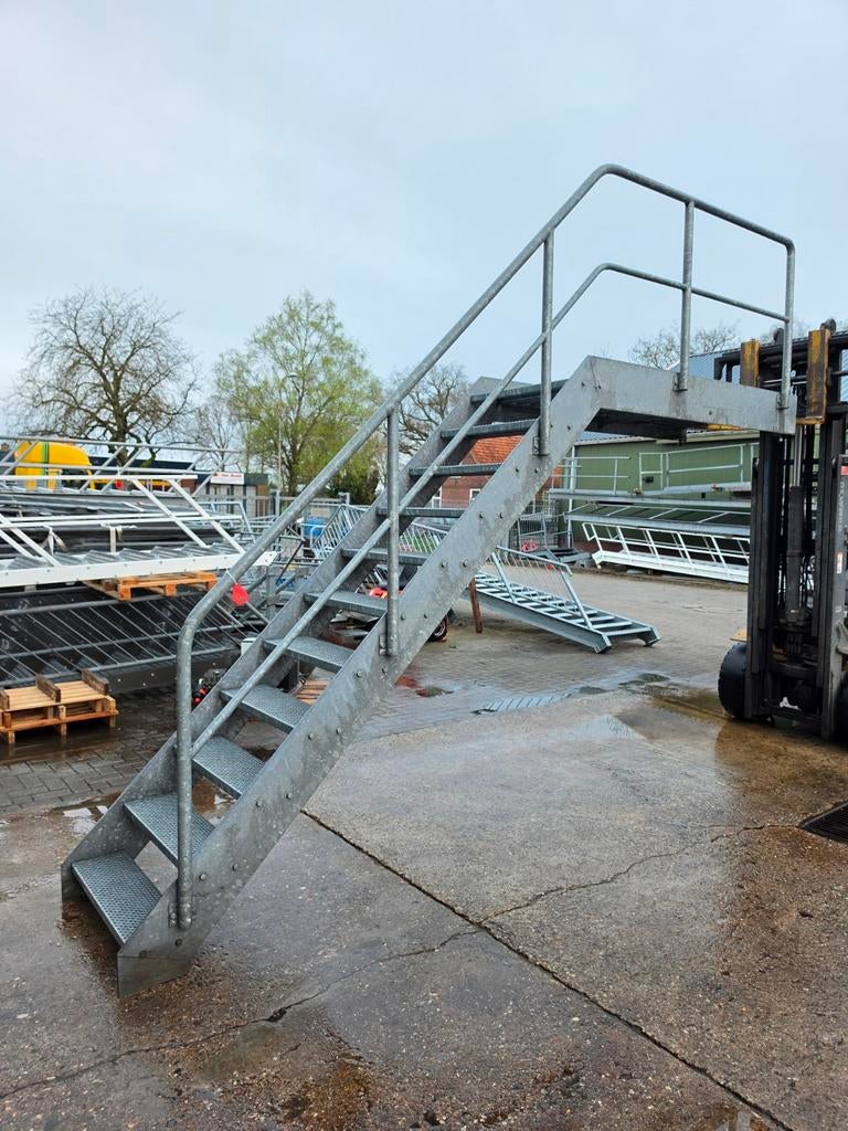 Stalen trap met bordes gegalv. Hoog 2,45 mtr. Nor036, Doe-het-zelf en Verbouw, Ladders en Trappen, Ophalen, 2 tot 4 meter