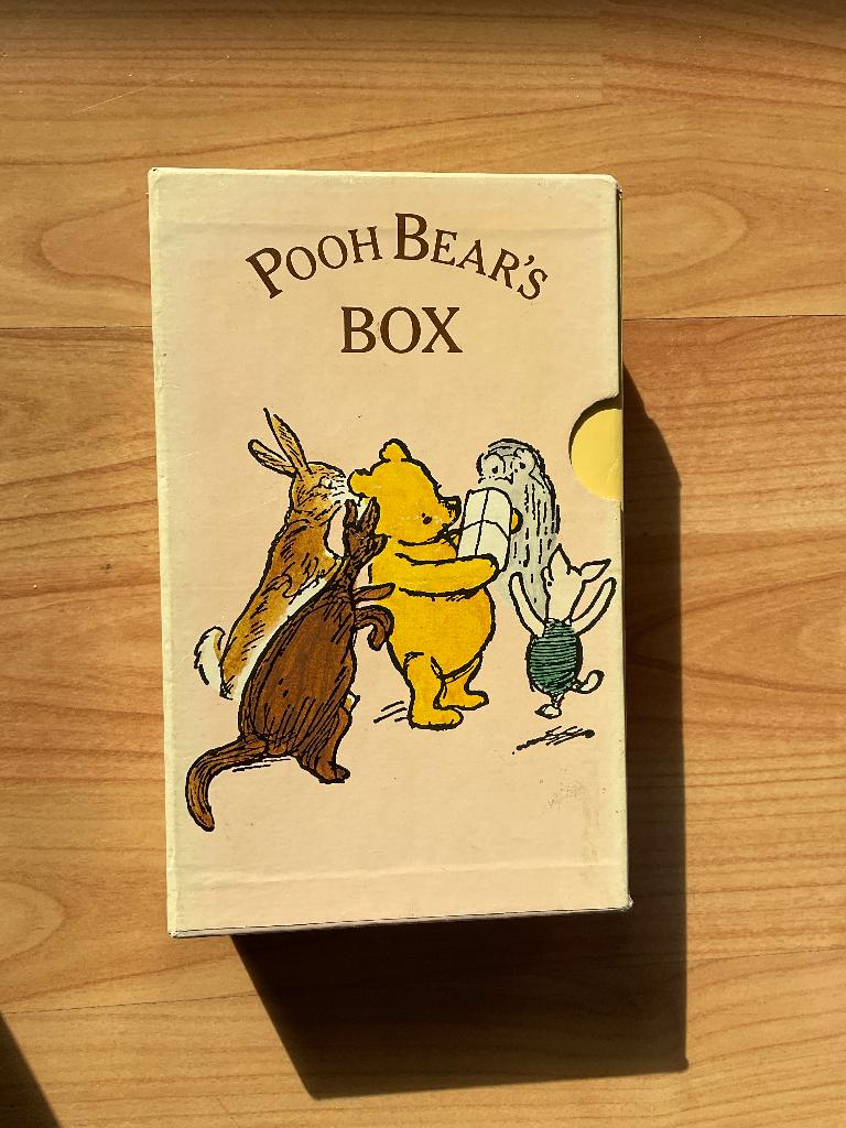 A.A. Milne: Pooh Bear's Box. Engelstalig. 4 books in a box, Ophalen of Verzenden, Zo goed als nieuw, A.A. Milne, Fictie algemeen