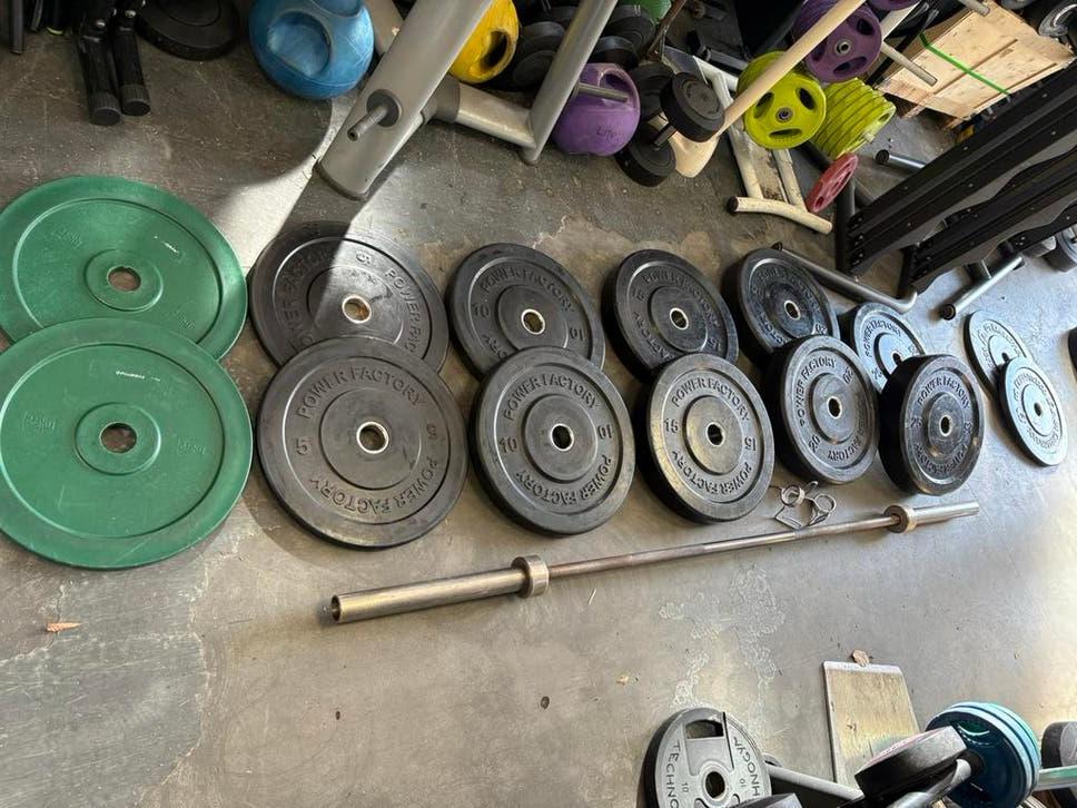 Power factory 155 kg bumperplates met olympische halter, Gebruikt, Met stang, 155 kg, Halterset