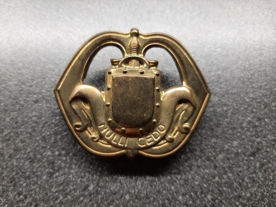 Nulli Cedo  -  Infanterie  - baret embl. met directe oogjes, Ophalen of Verzenden, Landmacht, Nederland, Embleem of Badge