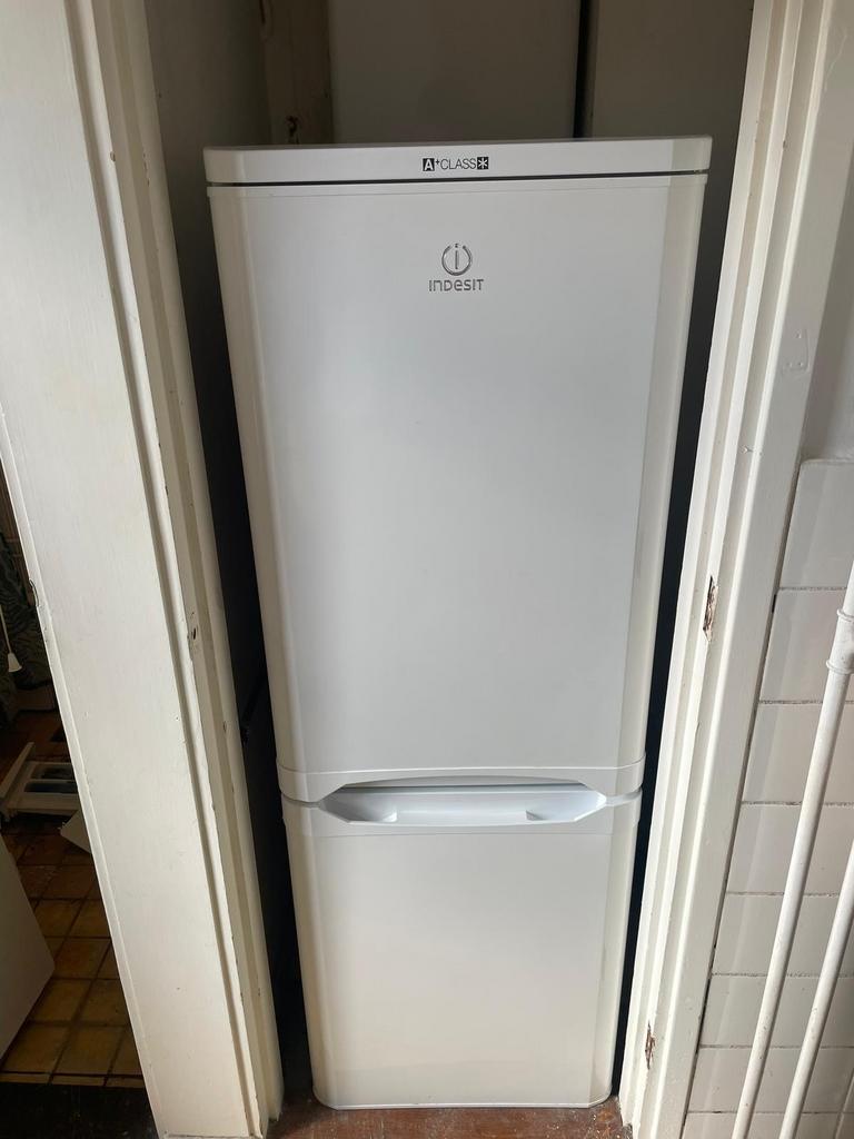 Indesit Koelkast met vriezer - A+ Klasse, Ophalen, 150 tot 200 liter, Met aparte vriezer, 160 cm of meer