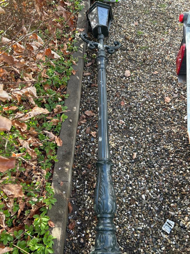 Klassieke gietijzeren lantaarnpaal voor tuin of oprit, Gebruikt, Staande lamp, Ophalen of Verzenden, Netvoeding