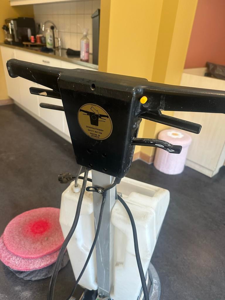 Kärcher schrobmachine / eenschijfsmachine, Doe-het-zelf en Verbouw, Reinigingsmachines, Ophalen, Gebruikt, Schrobmachine