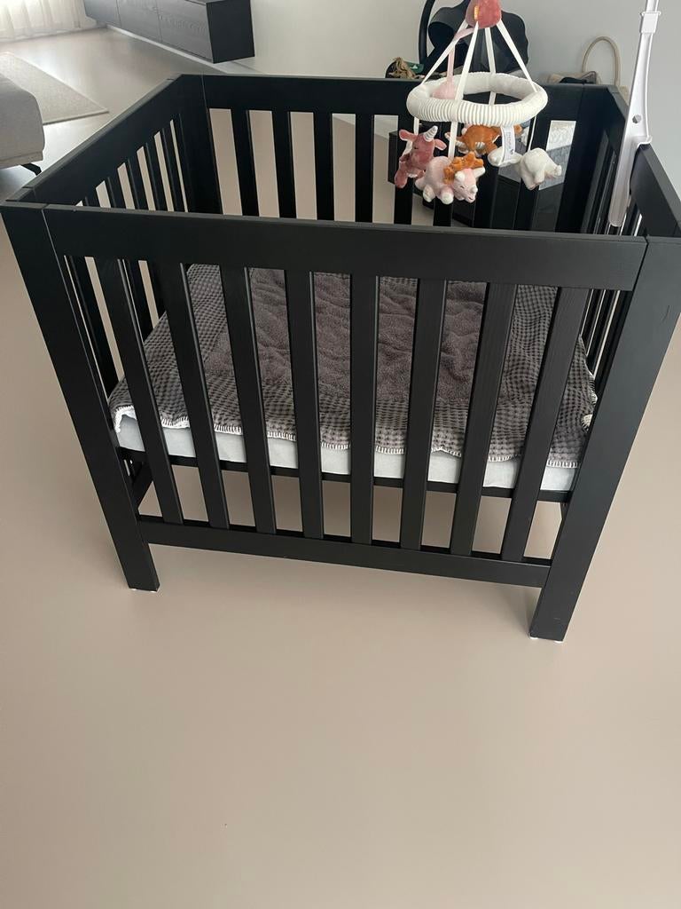 Zwarte box met matras, hoeslaken en Koeka boxkleed, Kinderen en Baby's, Boxen, Ophalen of Verzenden, Zo goed als nieuw, Vierkant