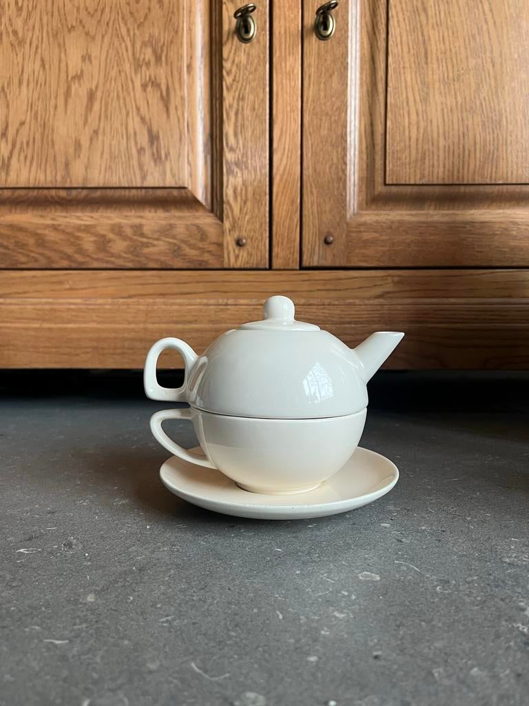 Theepot met kop en schotel - Ideaal cadeau, Gebruikt, Keramiek, Ophalen of Verzenden, Effen
