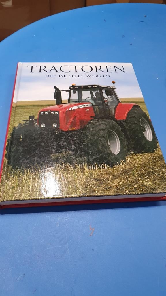 Tractoren uit de hele wereld (hardcover), Boeken, Verzenden, Zo goed als nieuw, Trein