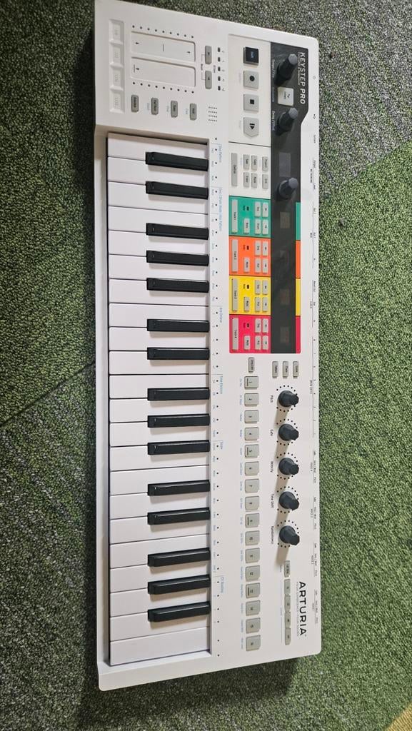 Arturia KeyStep Pro MIDI Controller & Sequencer, Overige merken, Zo goed als nieuw, Midi-aansluiting, Overige aantallen