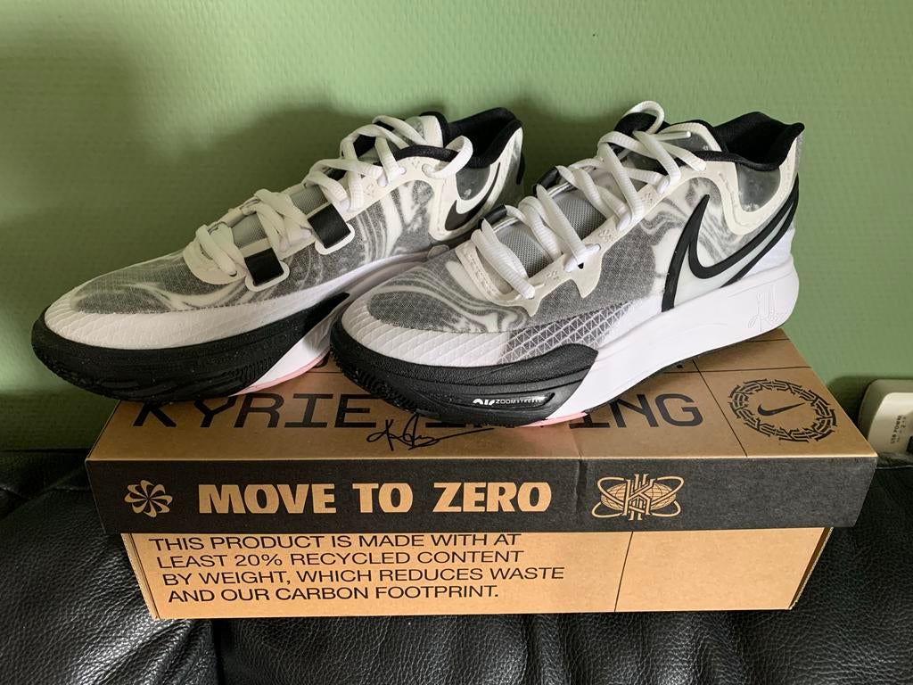 Nike Kyrie 8 - Maat 39 - NIEUW in doos, Ophalen, Nieuw, Wit, Sportschoenen