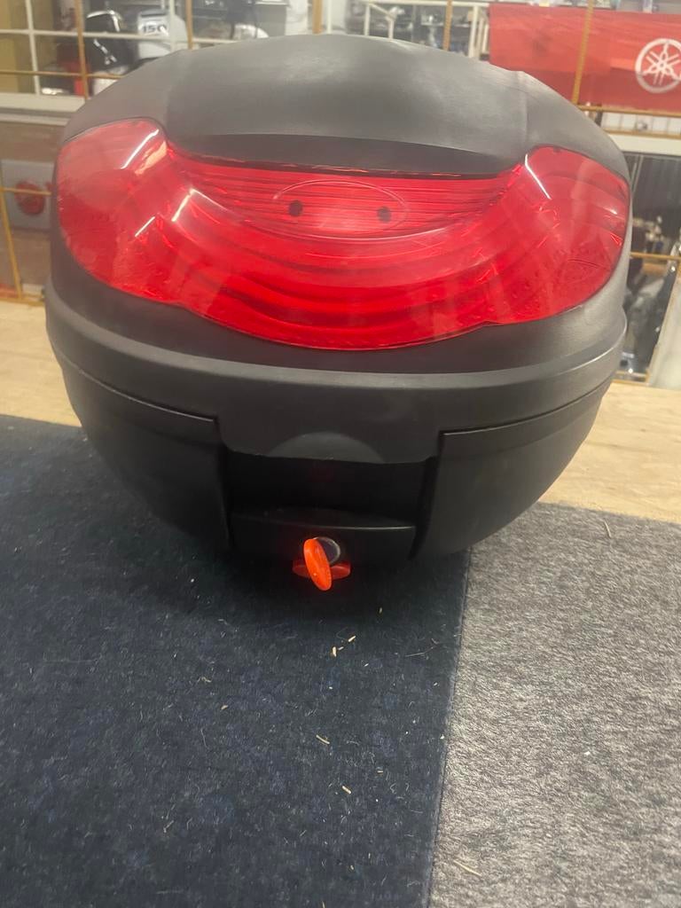 Helm koffer voor achter op de brommer met sleutel, Ophalen of Verzenden, Gebruikt