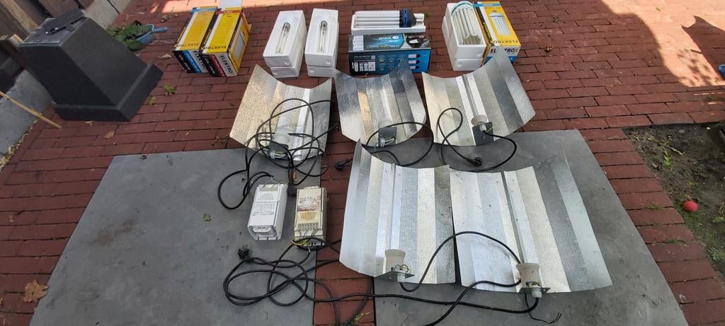 Kweekspullen compleet . Inclusief 4 groeilampen., Ophalen