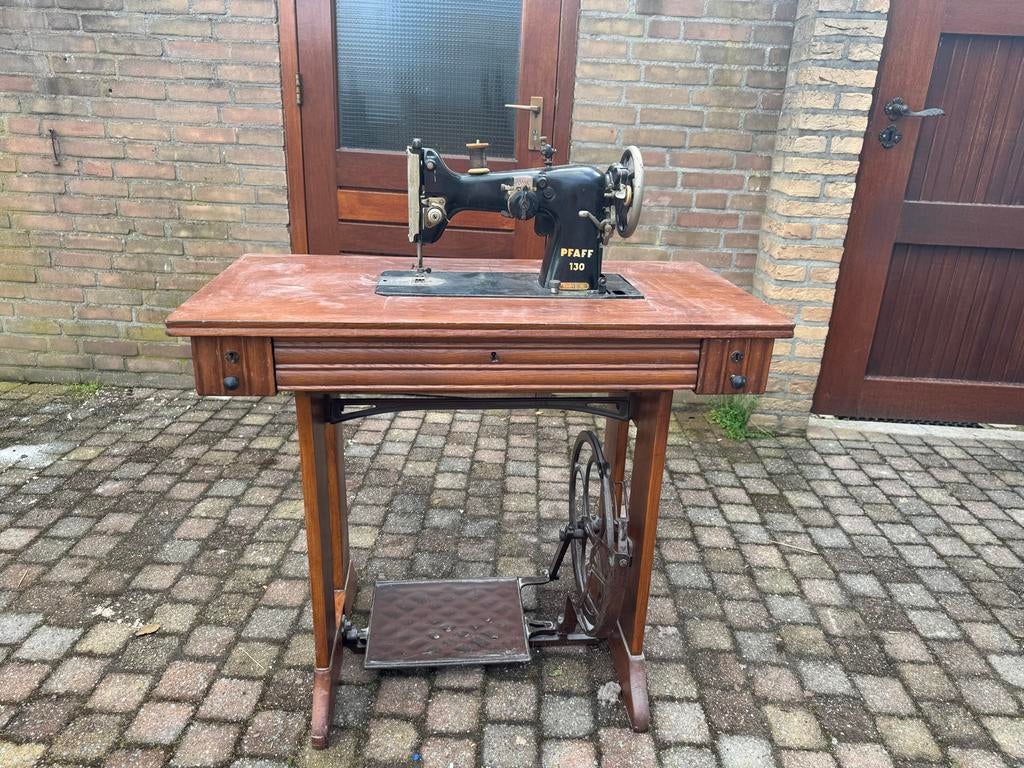 Antieke Pfaff 130 Naaimachine met Meubel, Ophalen, Gebruikt, Naaimachine, Pfaff