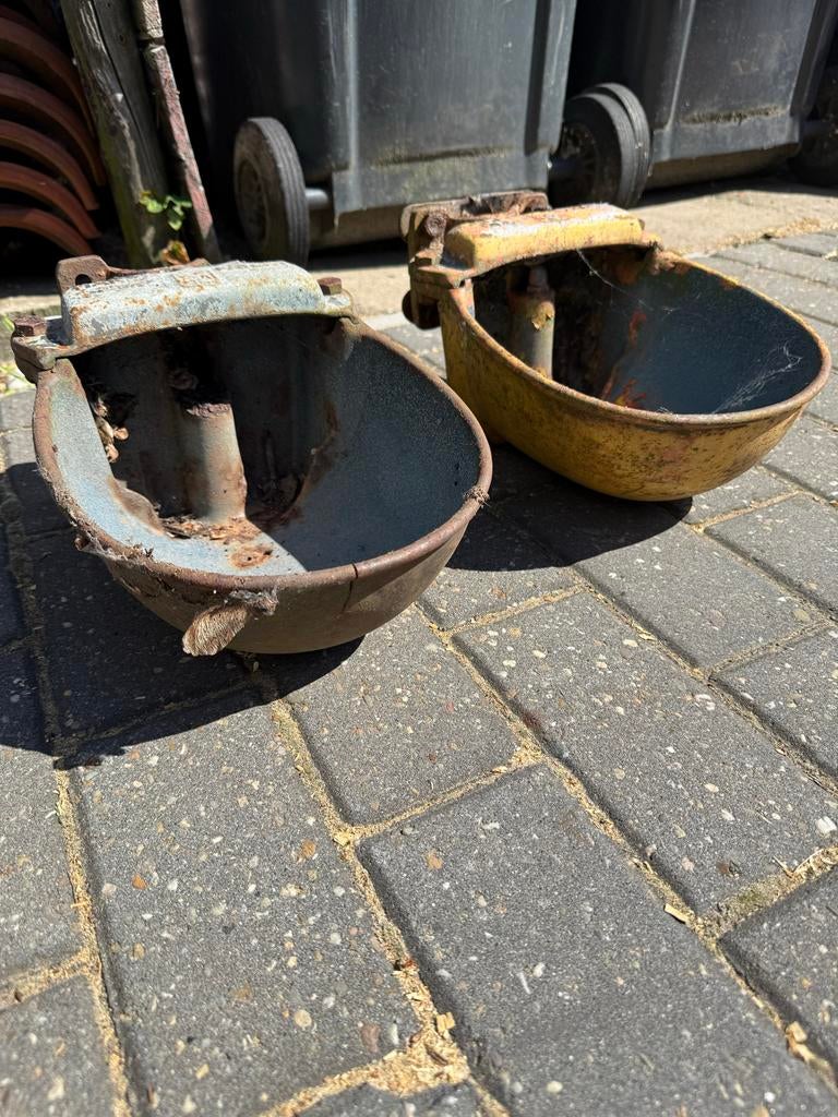 2 oude drinkbakken vee / koeien / paarden - bloembakken, Ophalen