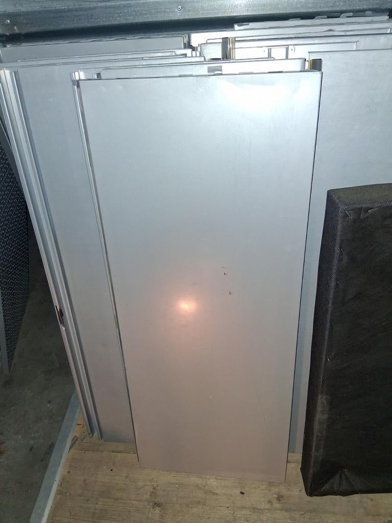 Partij metalen haken en platen voor winkelinrichting, Ophalen