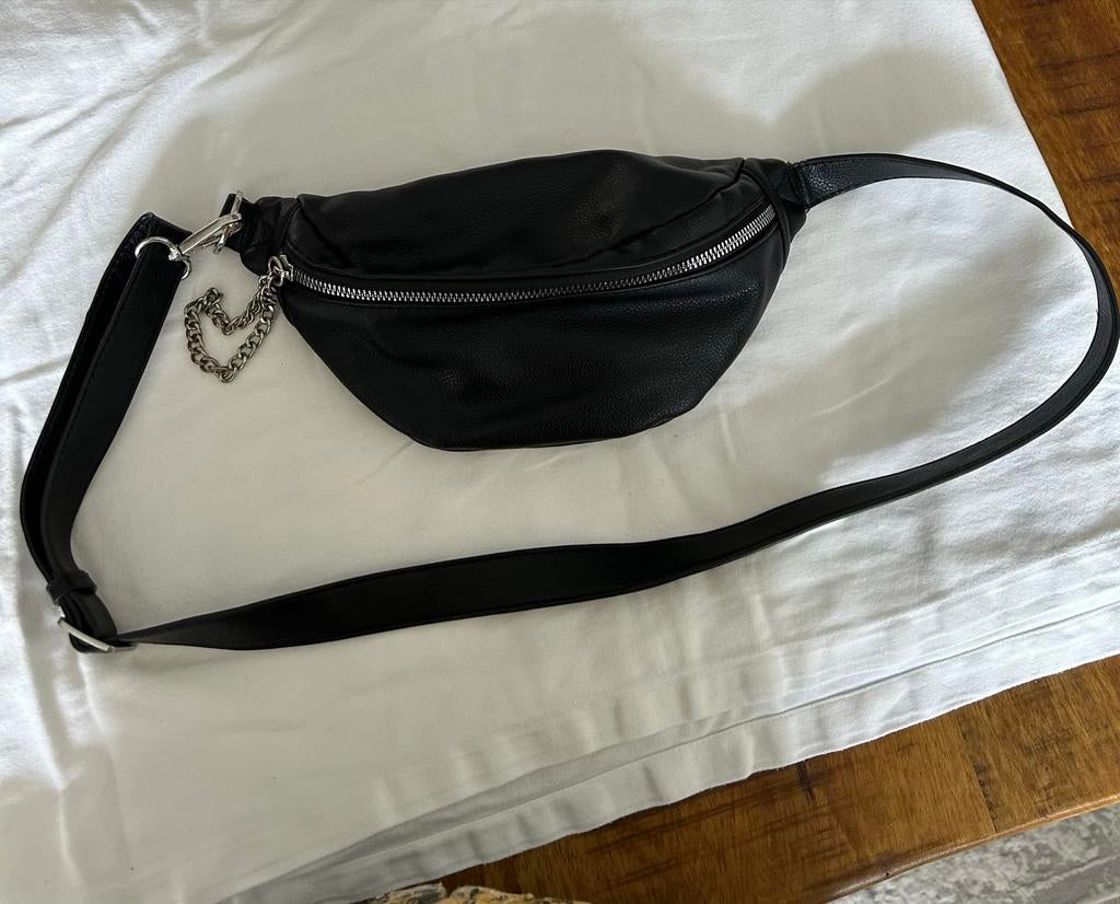 Zwart heuptasje met zilverkleurige ketting, Ophalen of Verzenden, Gebruikt, Zwart, Overige merken