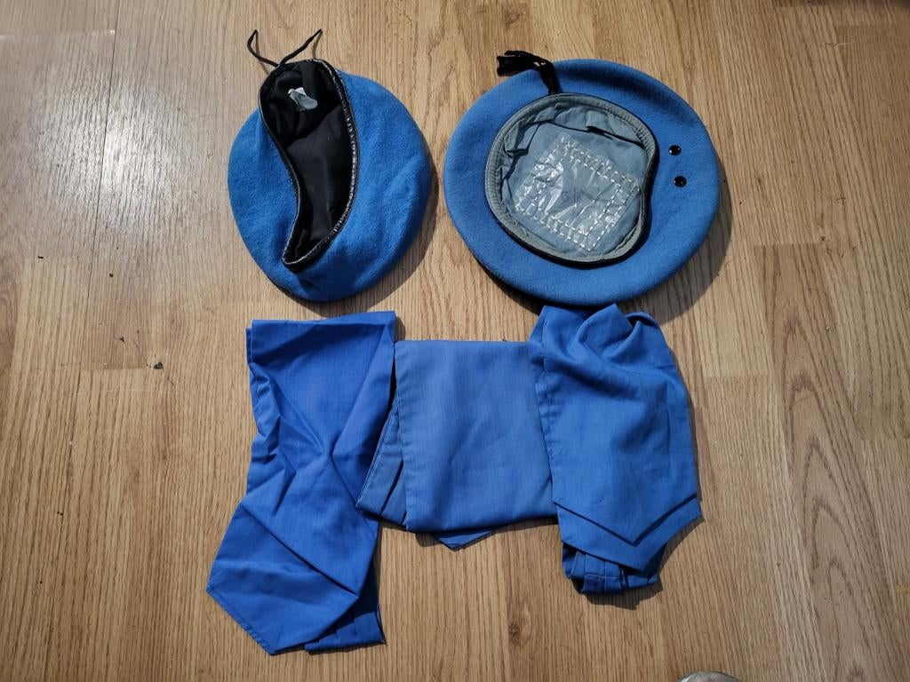 Lot UN/VN, Verzamelen, Militaria | Algemeen, Ophalen of Verzenden, Landmacht, Nederland, Helm of Baret