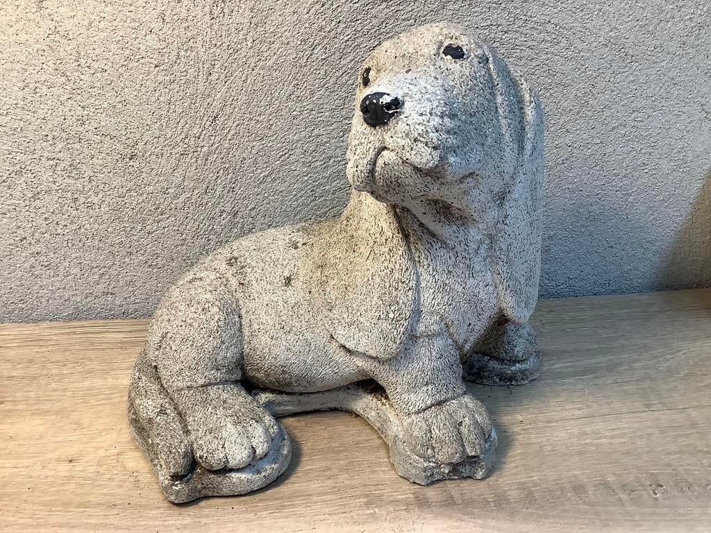Stenen tuinbeeld van een basset hond, Ophalen of Verzenden, Gebruikt, Steen