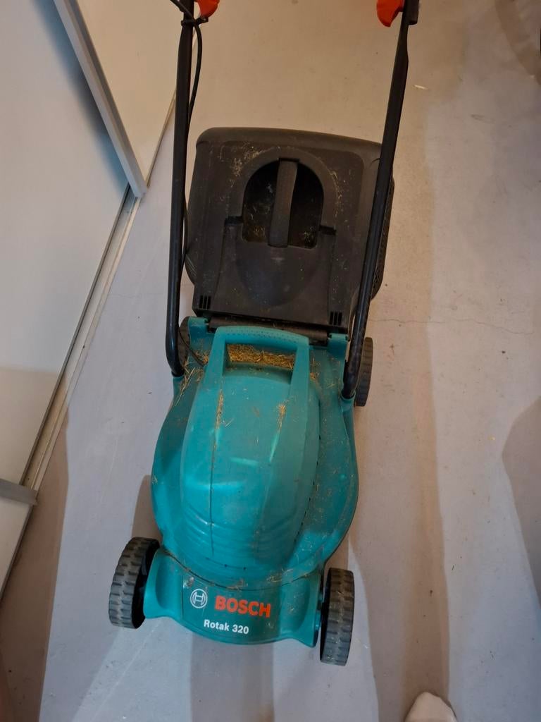 Bosch grasmaaier, Tuin en Terras, Grasmaaiers, Ophalen, Gebruikt, Elektrische grasmaaier, Opvangbak