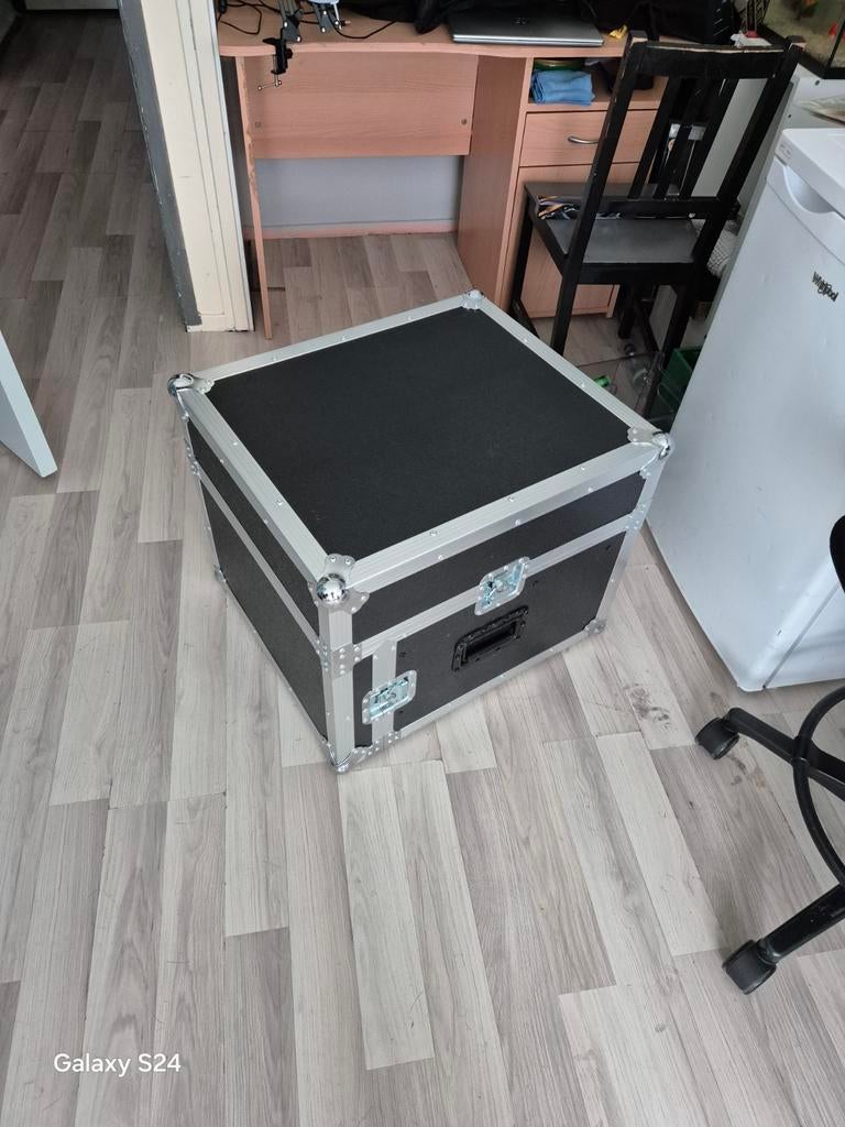Flightcase met Devine mengpaneel en Crown versterker, Ophalen, Microfooningang, 10 tot 20 kanalen, Zo goed als nieuw